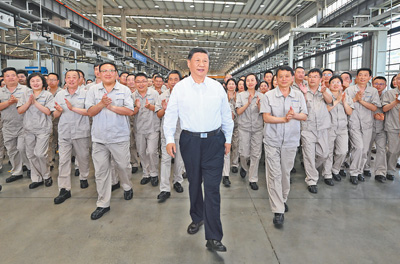 <p>　　5月19日至20日，中共中央总书记、国度主席、中央军委主席习近平在河南调查。这是19日下午，习近平在洛阳轴承集团股份有限公司智能工厂调查时，同企业职工在一路。</p><p>　　新华社记者??燕??雁摄</p>